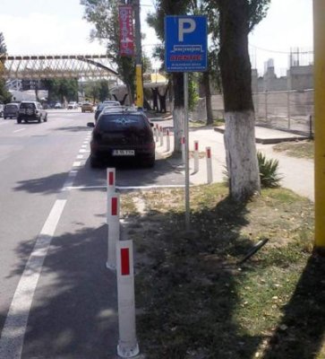 Poliţia Locală nu mai ridică maşinile parcate la piciorul pasarelei de la Rex din Mamaia